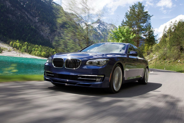 BMW    M770i 2015